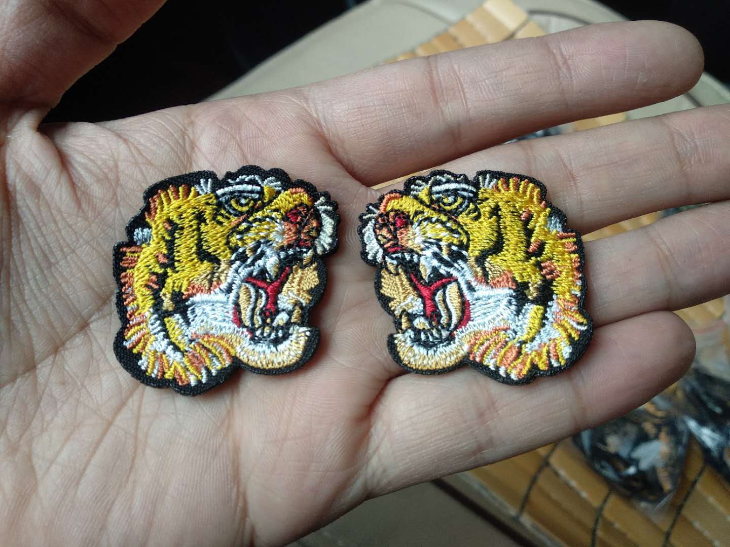 厂家直销老虎头刺绣布贴绣花章来图来样定制