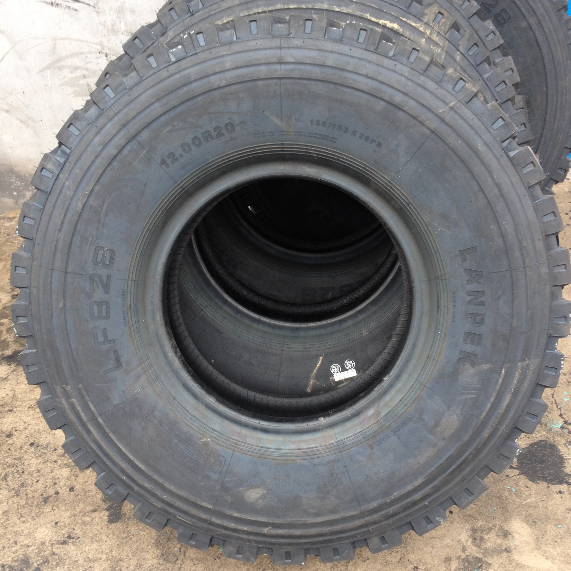 全新自卸车轮胎11.00/12.00r20汽车卡车钢丝轮胎1100/1200r20