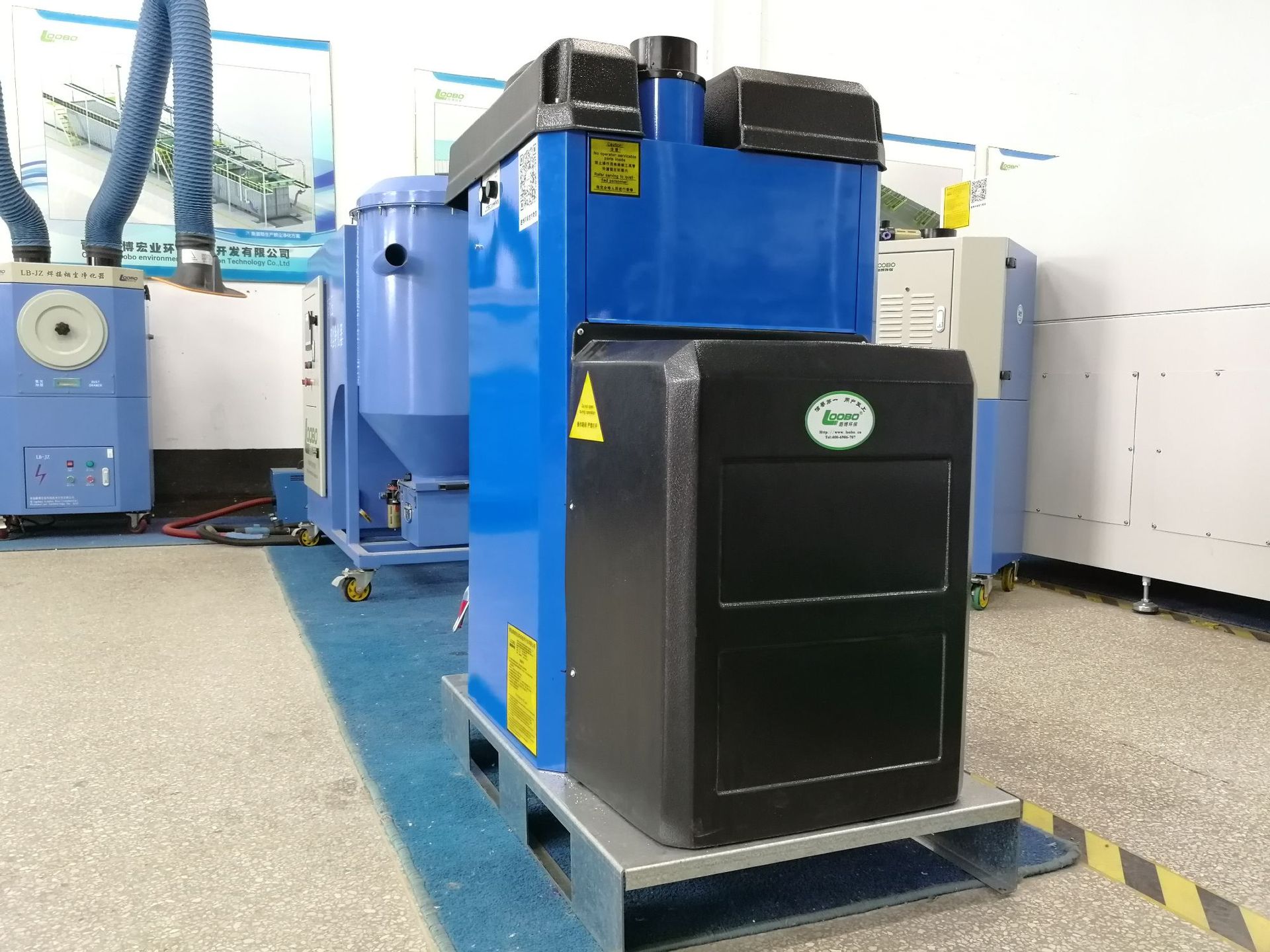 设备整体采用蓝色和黑色两种颜色搭配,形态不同于一般型号的焊接烟尘