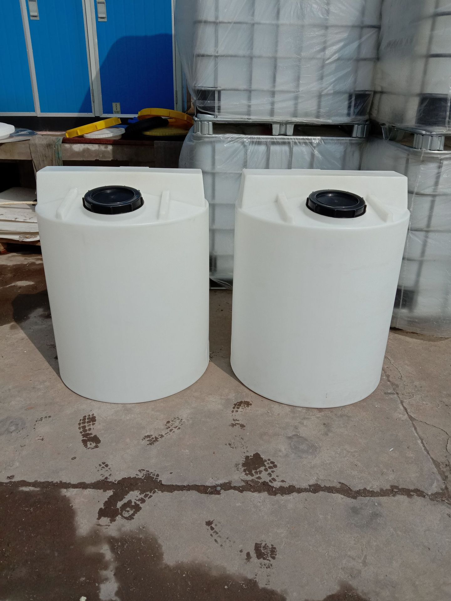 500l 尺寸:底部直径830mm垂高910mm  总高1070mm  原料:pe 工艺:滚塑