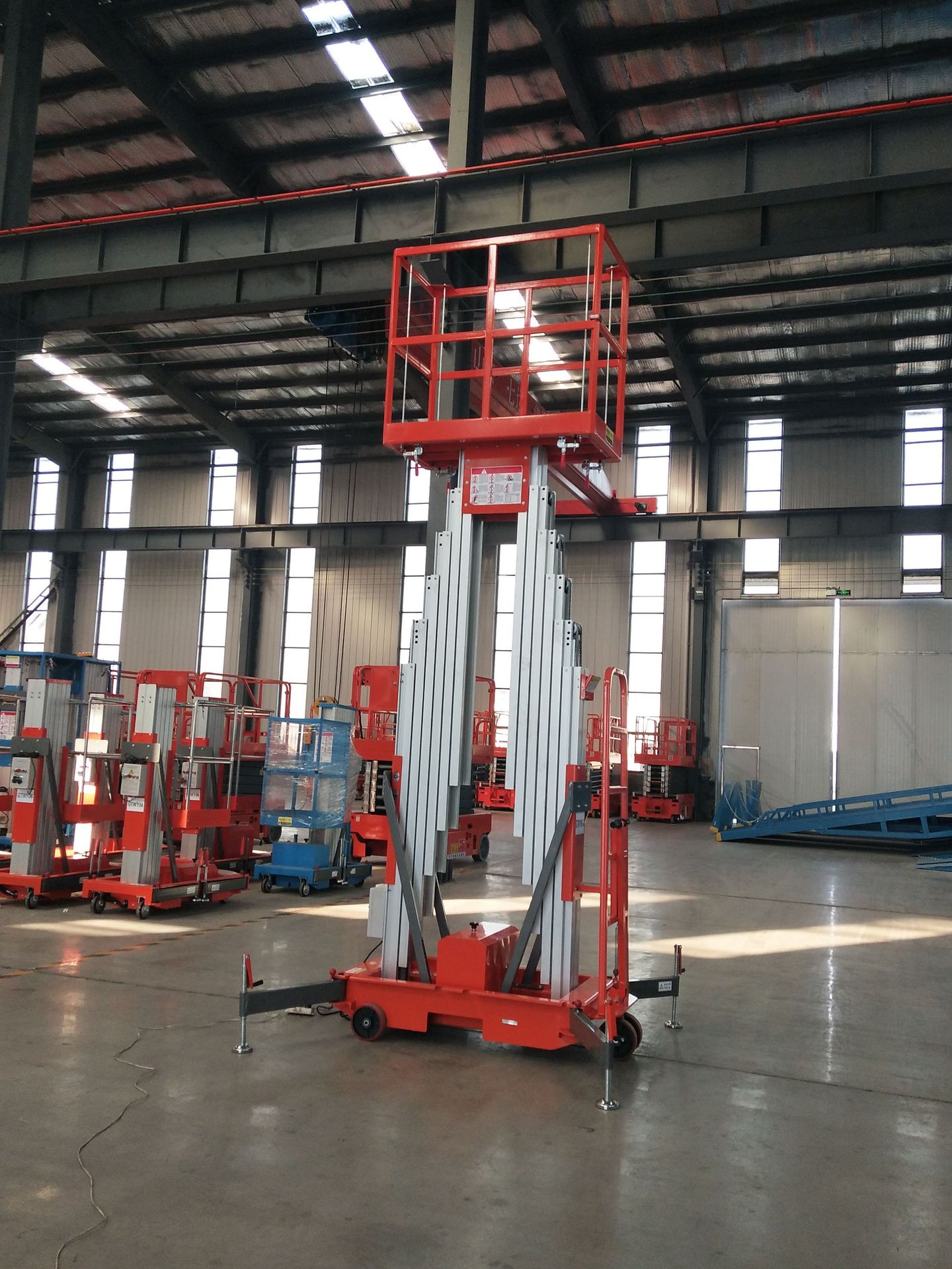 直销10米移动式双柱升降机铝合金高空作业升降车交叉式升降平台