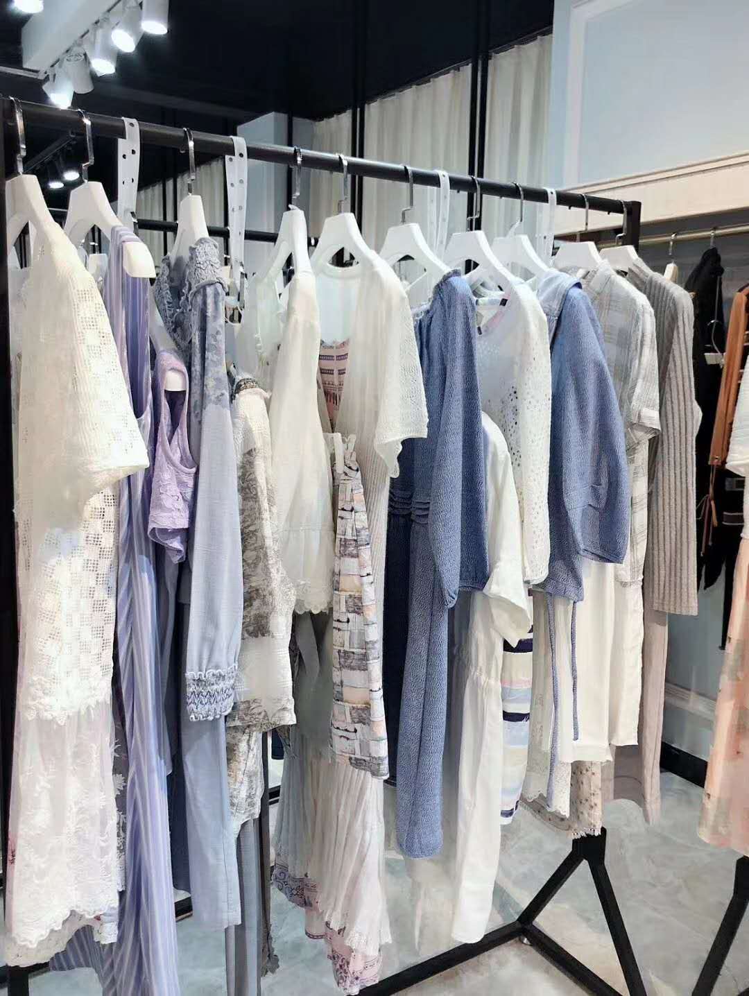 杭州品牌19夏女装 大码棉麻连衣裙专柜同款 大码女装批发货源