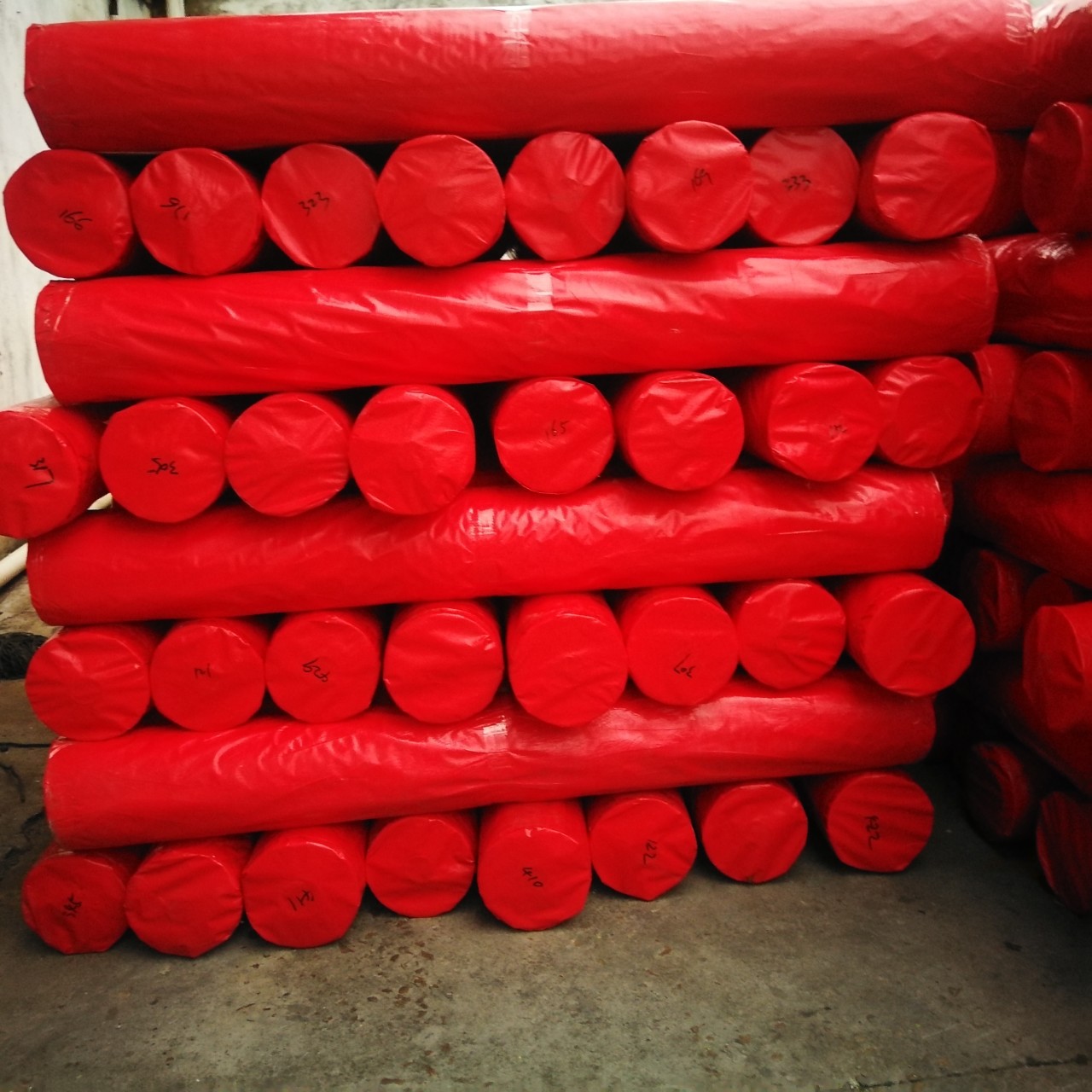 生产各种尺寸塑料布 圣诞树包装袋面料 pe编织布 聚乙烯编织布