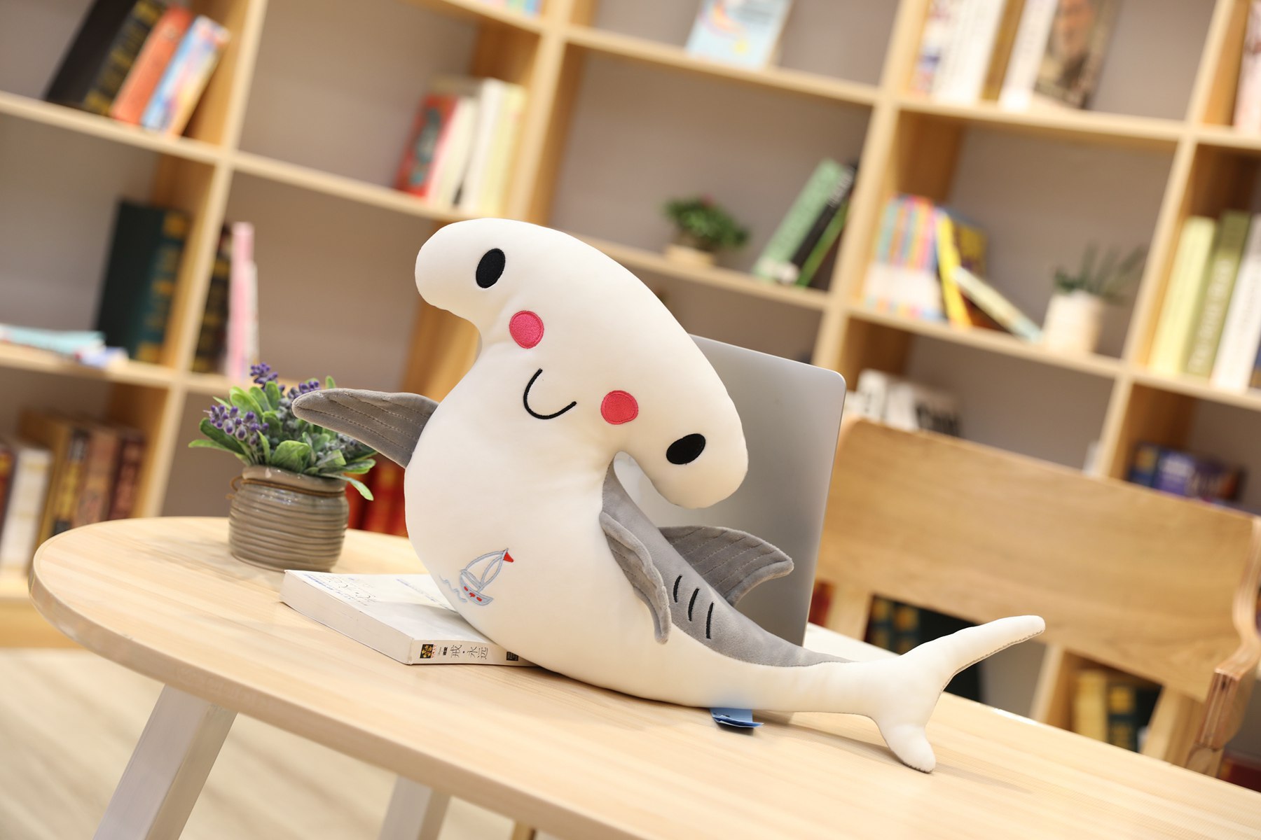 新款抱枕笑脸鲨鱼毛绒玩具公仔长条枕女生创意亲亲鲨鱼可定制logo