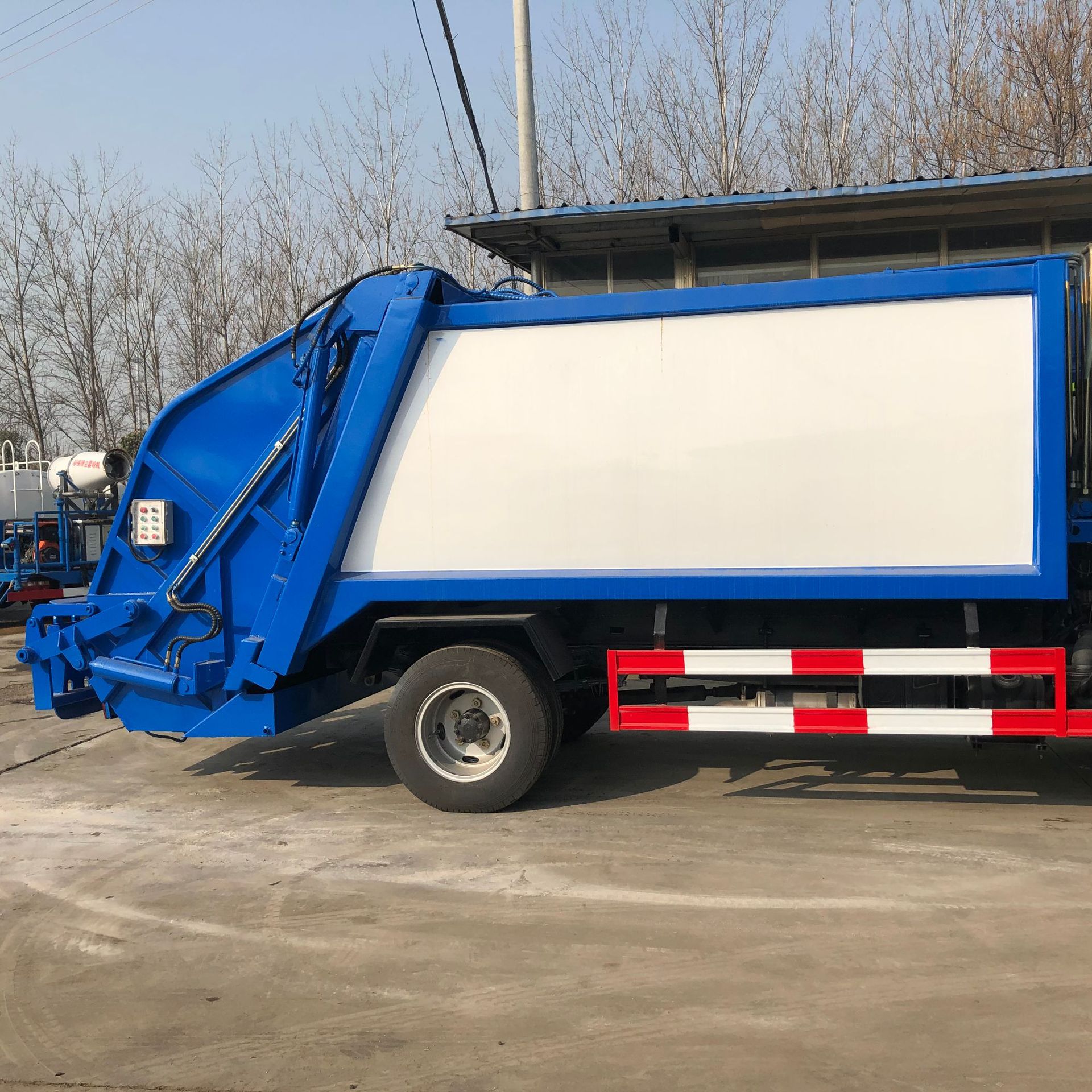 东风多利卡8方压缩式垃圾车 环卫站垃圾中转清理运输车