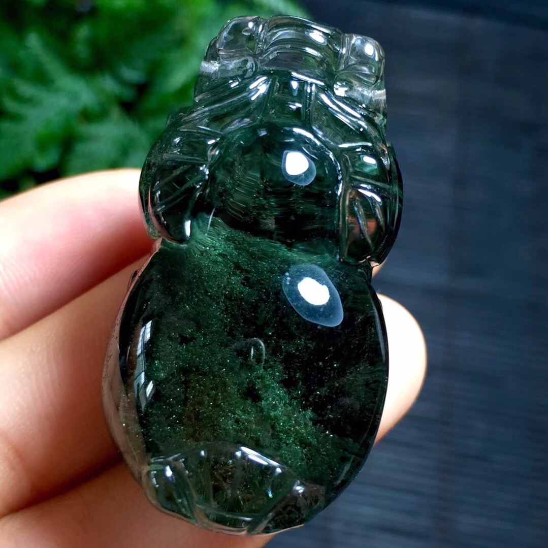 天然绿幽灵水晶貔貅吊坠绿幽灵白幽灵原石聚宝盆千层山金字塔批发