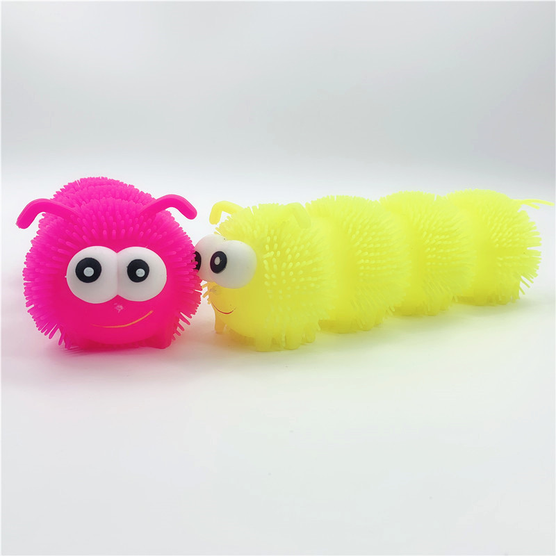 地摊热卖热销超大四节闪光毛毛虫发光毛毛球玩具新奇特闪光发泄球