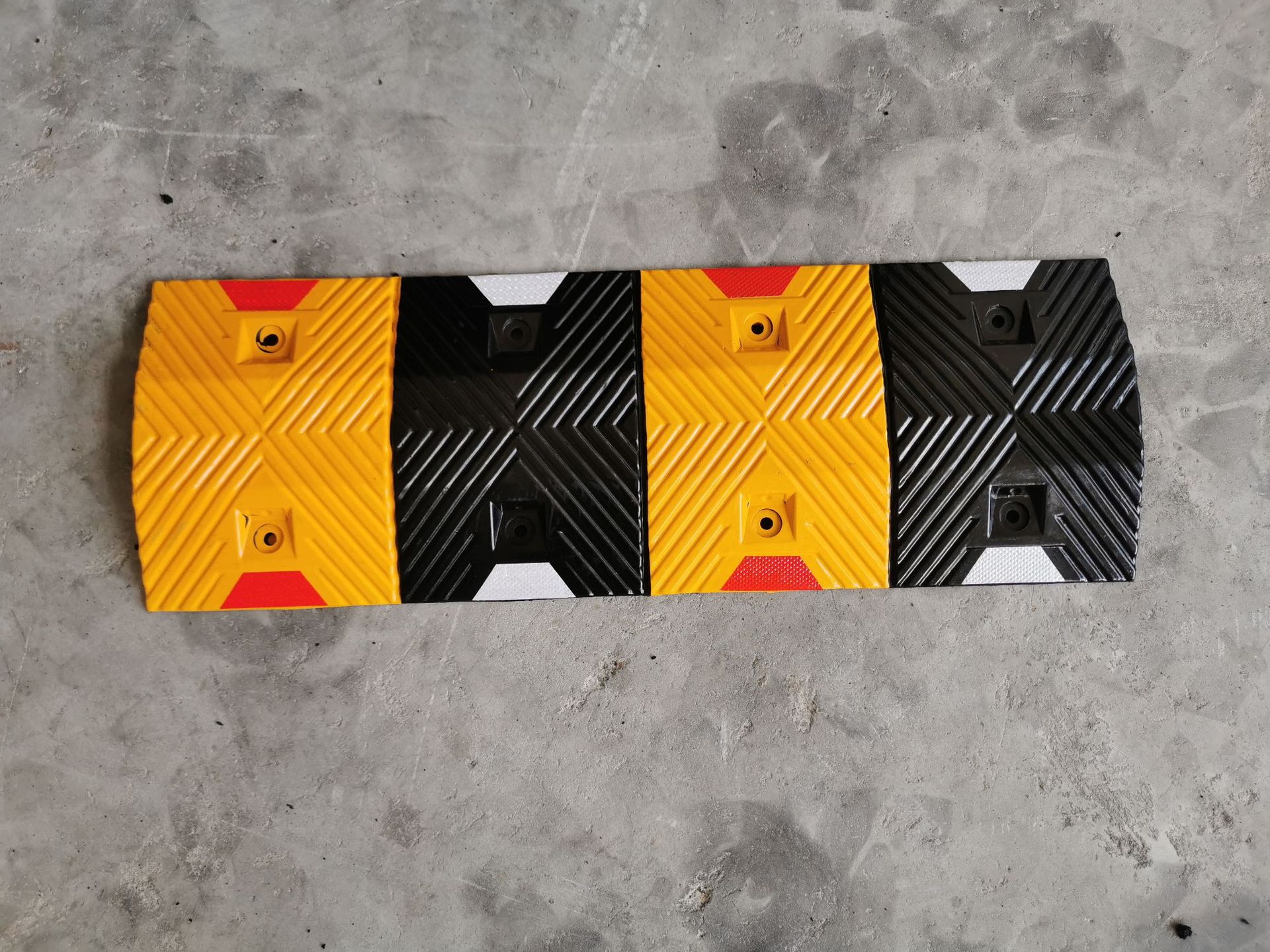 公路道路橡胶减速带 小区车库专用减速垄 斜坡汽车限速隔离缓冲带