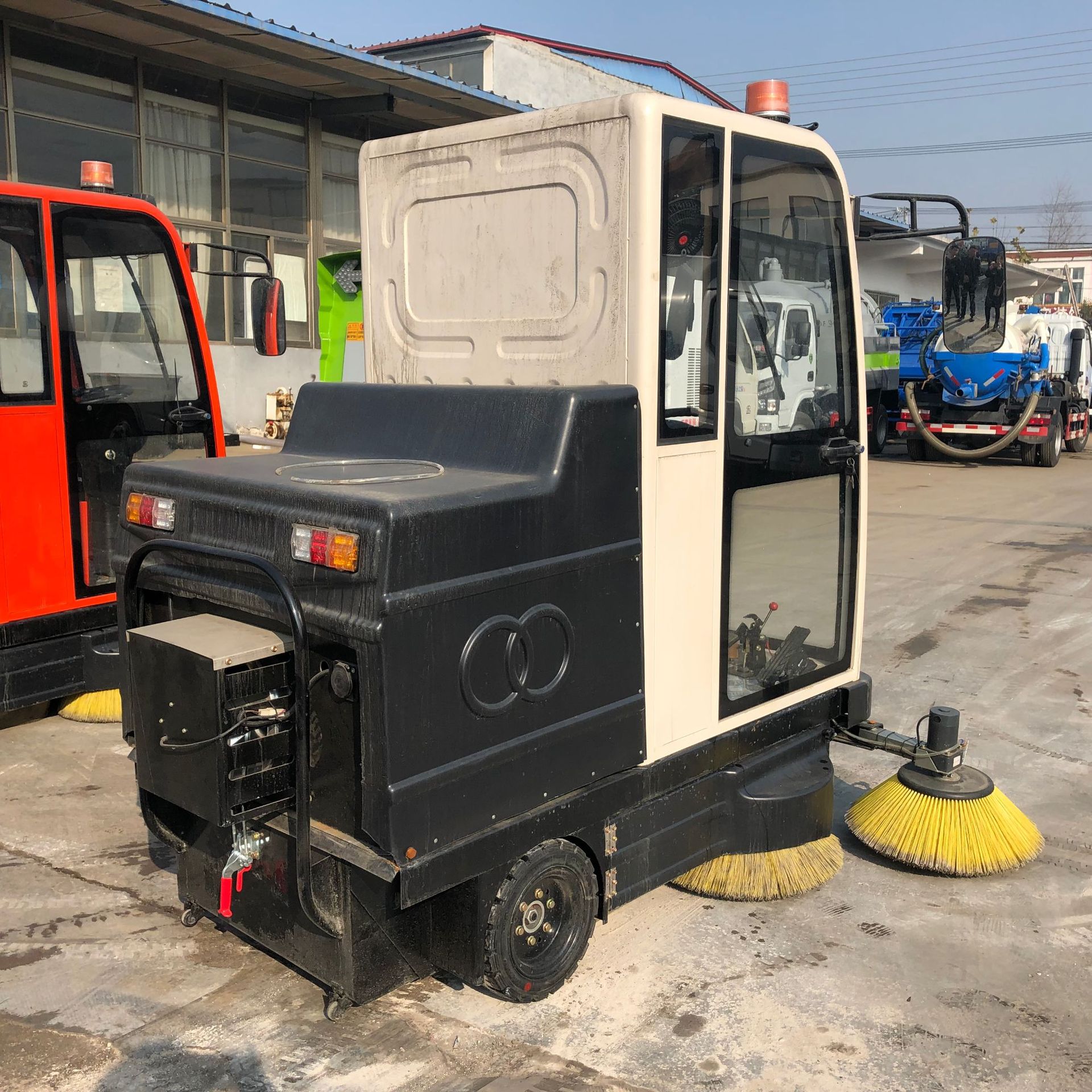 全封闭型驾驶室小型电动扫地车 物业小区道路清扫车 工厂扫路车 圣鲁