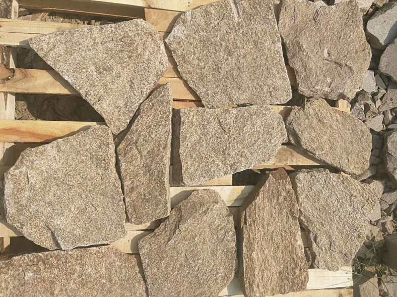 厂家直销 虎皮黄片石 乱型石铺地石 天然碎拼石 园林景区地面