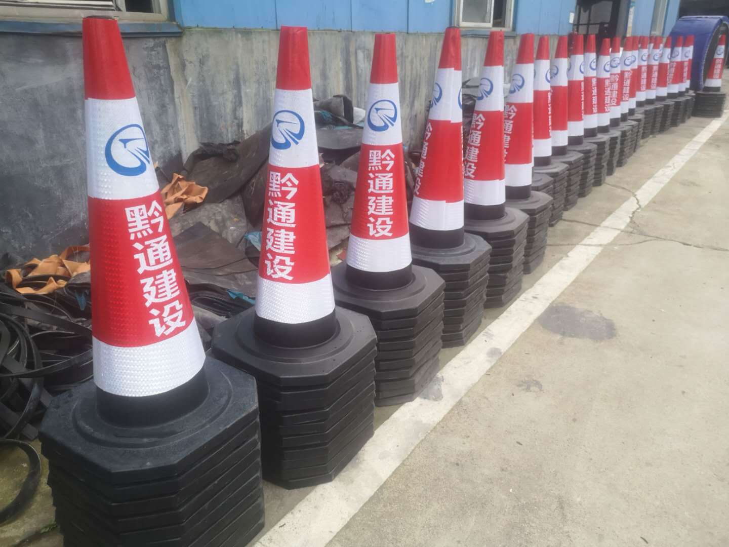 橡胶路锥交通设施警示锥形桶 反光警戒路障 70厘米隔离雪糕桶批发