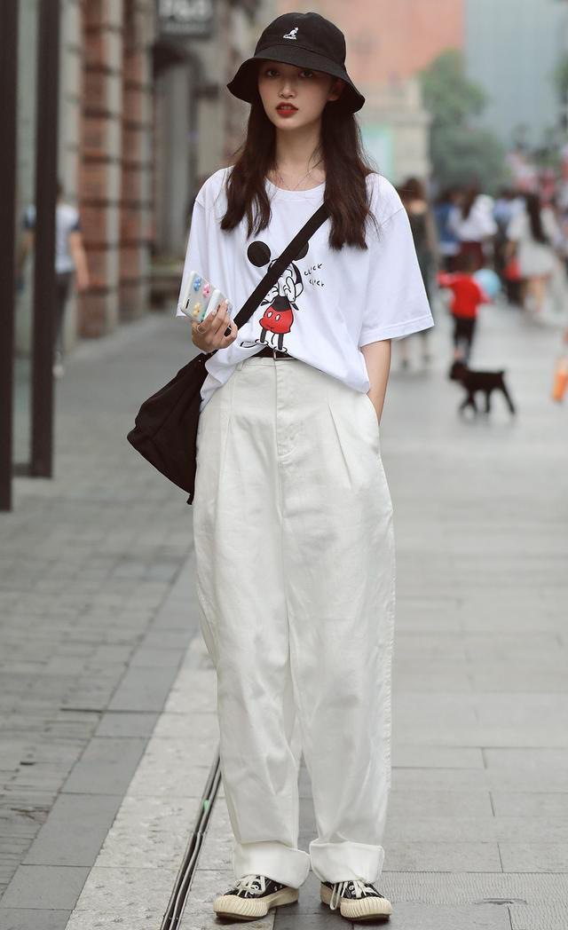 t恤怎么搭配才时髦?