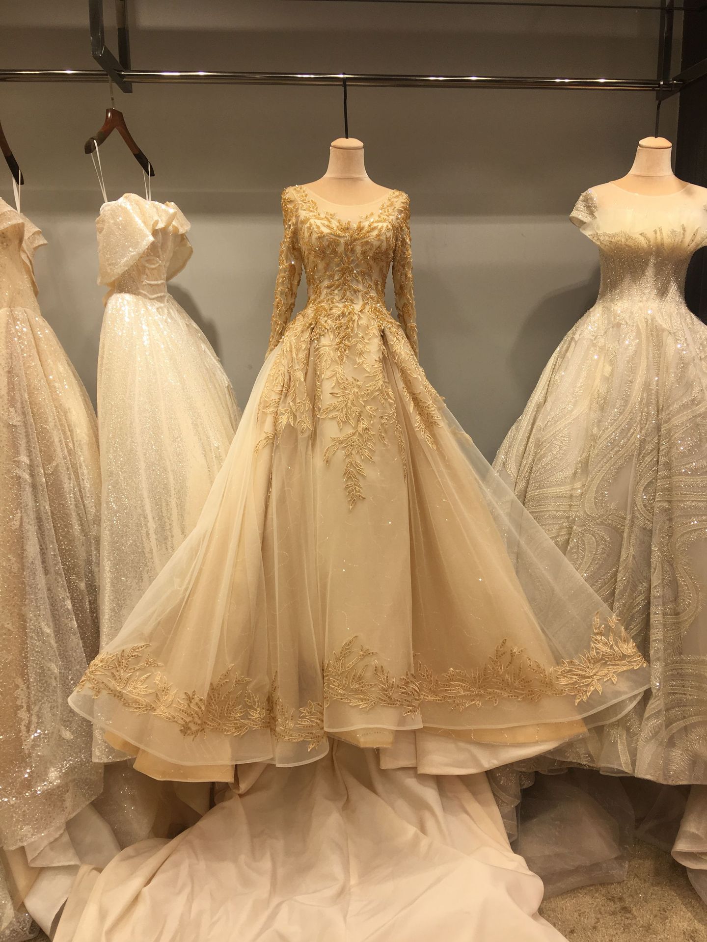 金色新款一字肩法式轻婚纱礼服森系新娘结婚长袖拖尾主沙女 批发