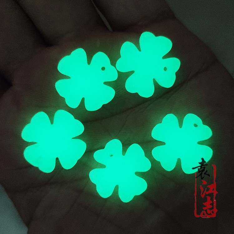 夜光四叶草吊坠荧光石项链会发光的石头幸运草项链