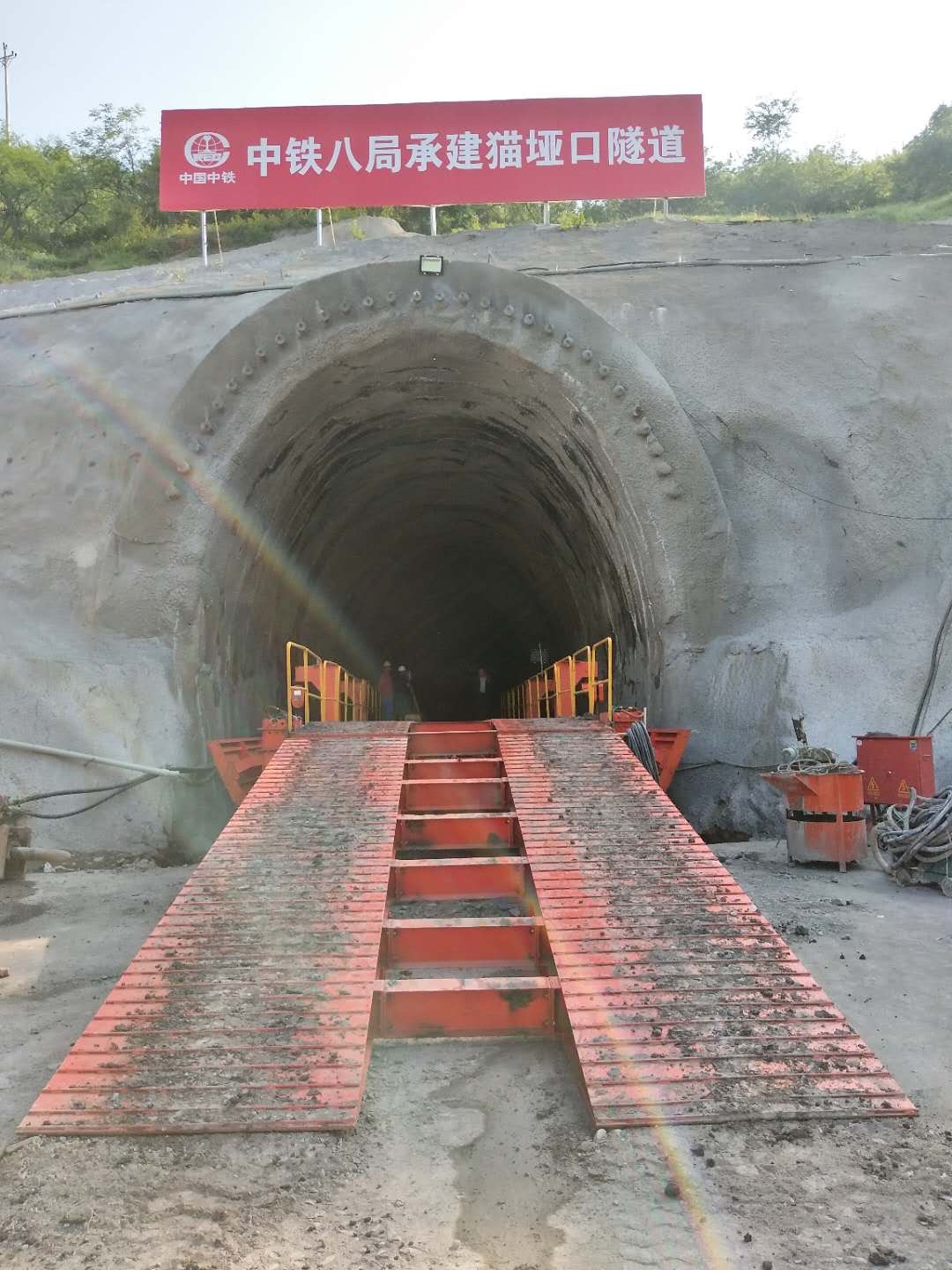 隧道全液压自行式可移动仰拱栈桥及仰拱台车