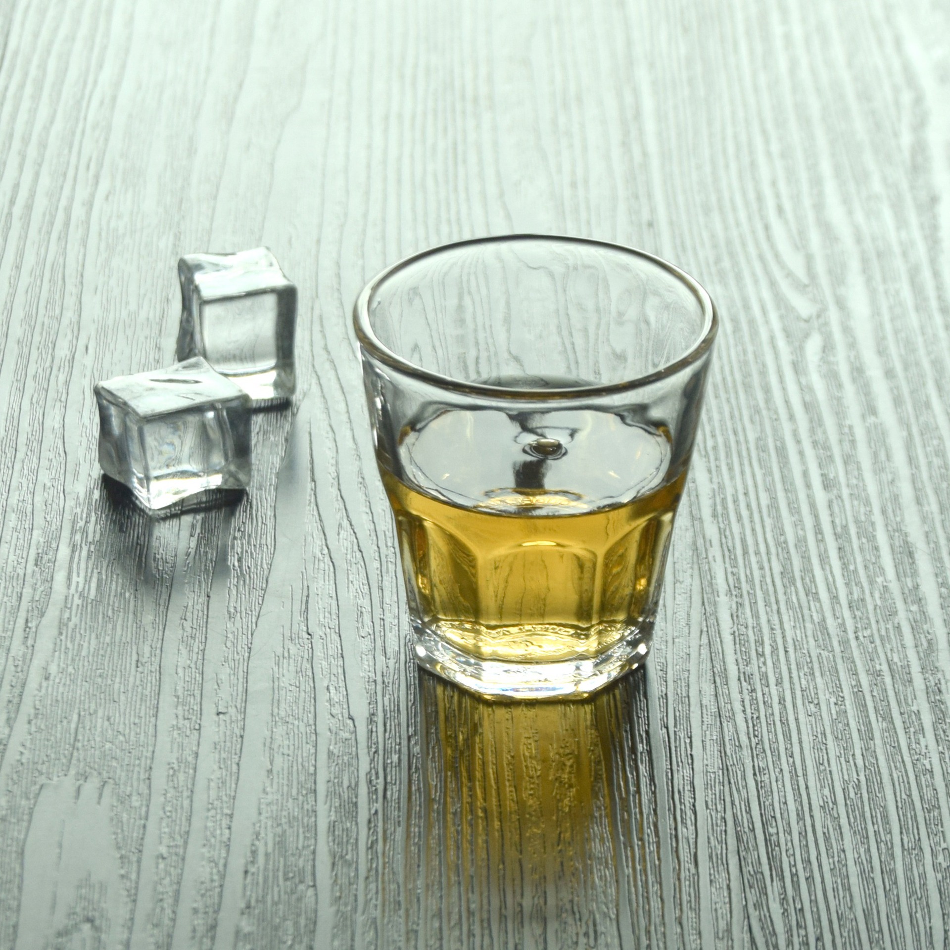 厂家现货透明钢化玻璃杯创意ktv酒吧专用啤酒杯100ml高白料八角杯