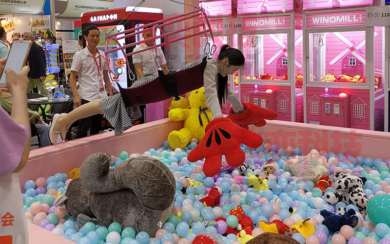 真人抓娃娃机大型游戏抓零食设备商场暖场活动道具出租赁厂家直销