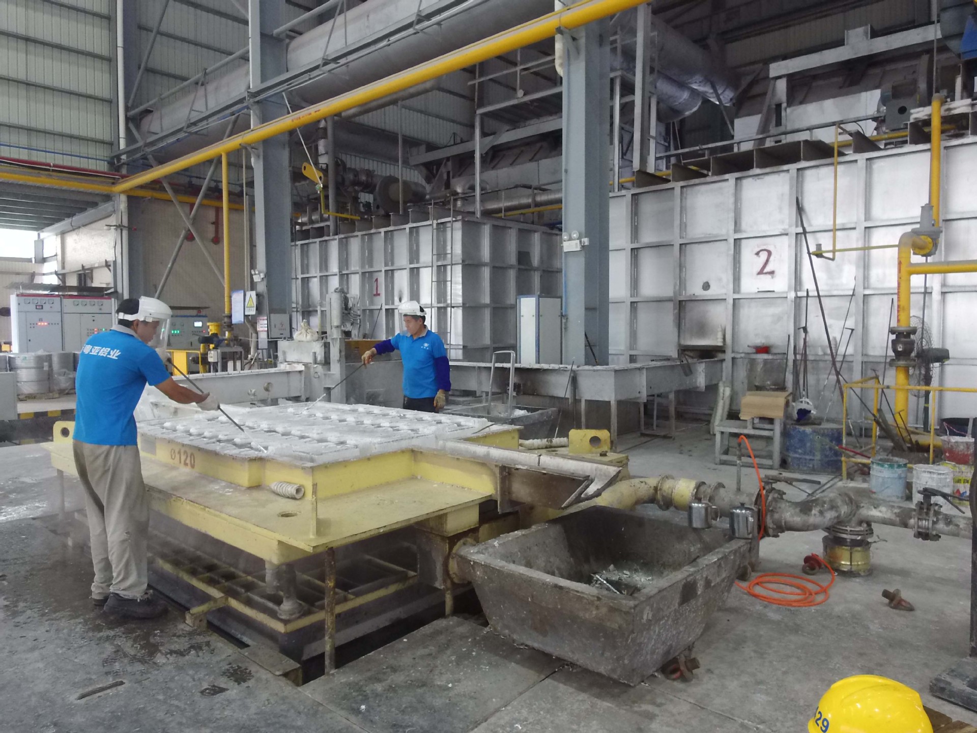 4)铝棒铸造设备 5)熔炉加料车 6)均质炉加料车 7)铝棒锯 8)铝棒熔铸