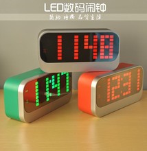 大尺寸液晶显示万年历闹钟 LED数码钟 现代万年历时钟 记忆功能钟