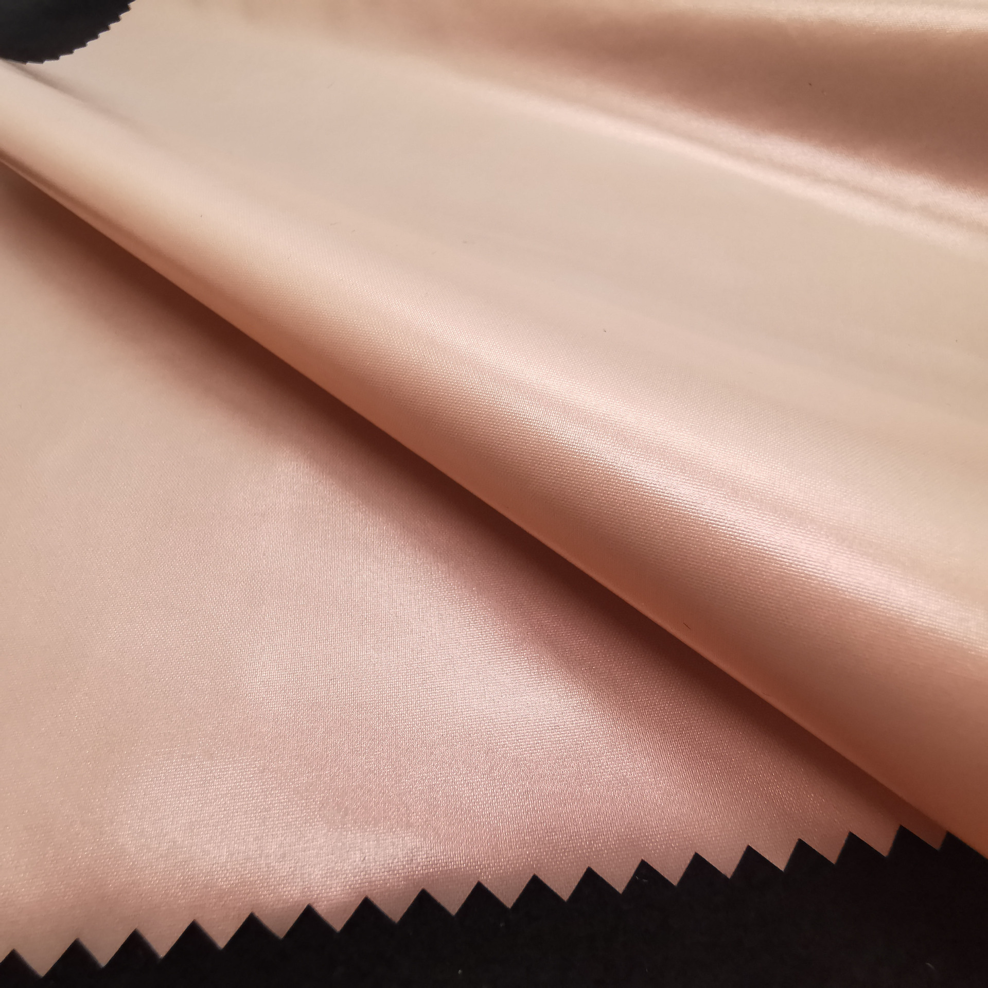 【厂家直销】210t尼丝纺 幻彩珠光防水防绒高档时尚羽绒服面料