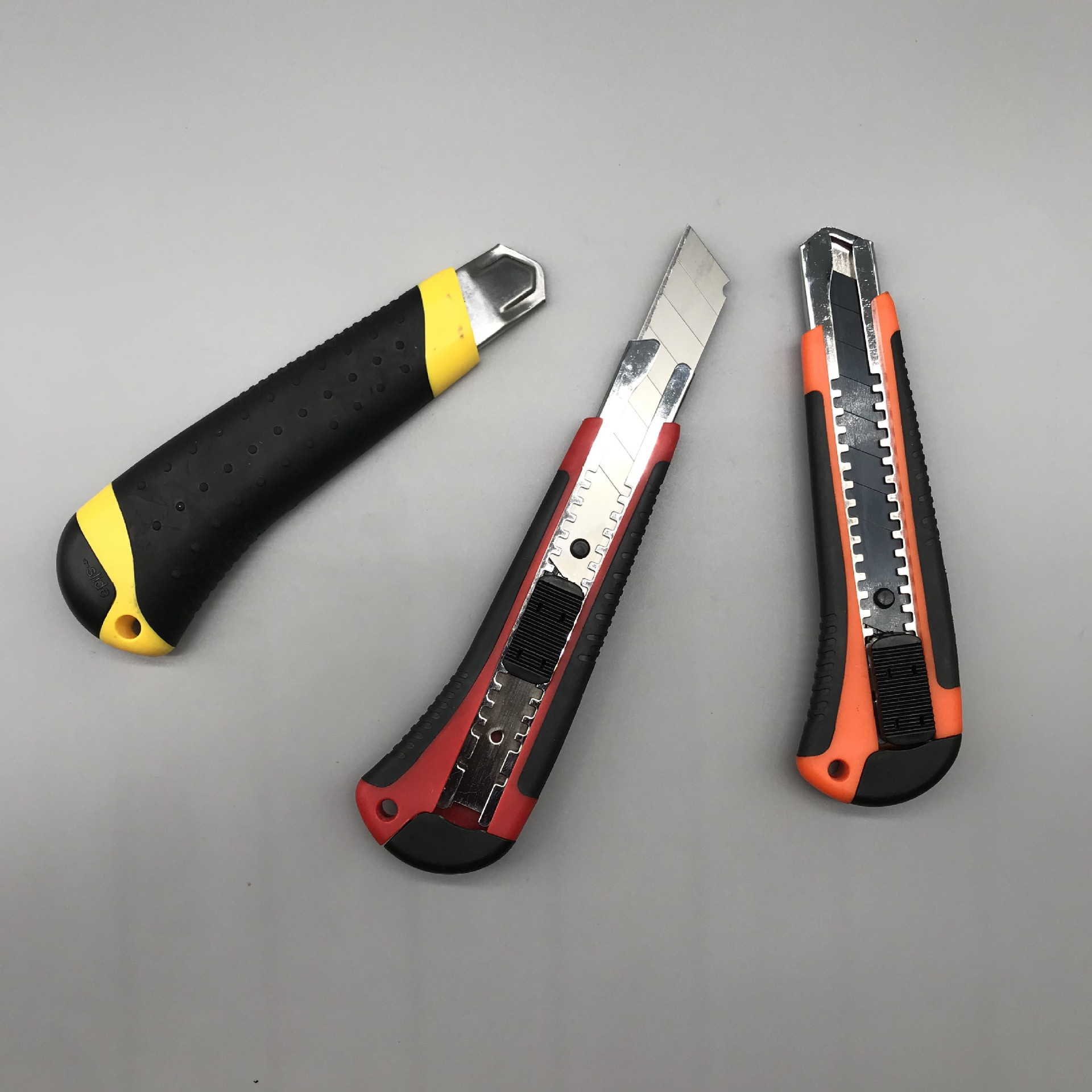 刀具工厂供应18mm塑料abs办公室工具刀 地毯割刀 刀片可折断替换