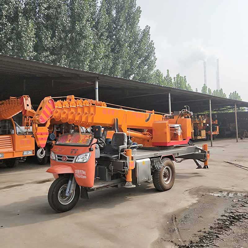 厂家改装25 28 32马力五征三轮小吊车 吊楼板建筑三马子吊车价格