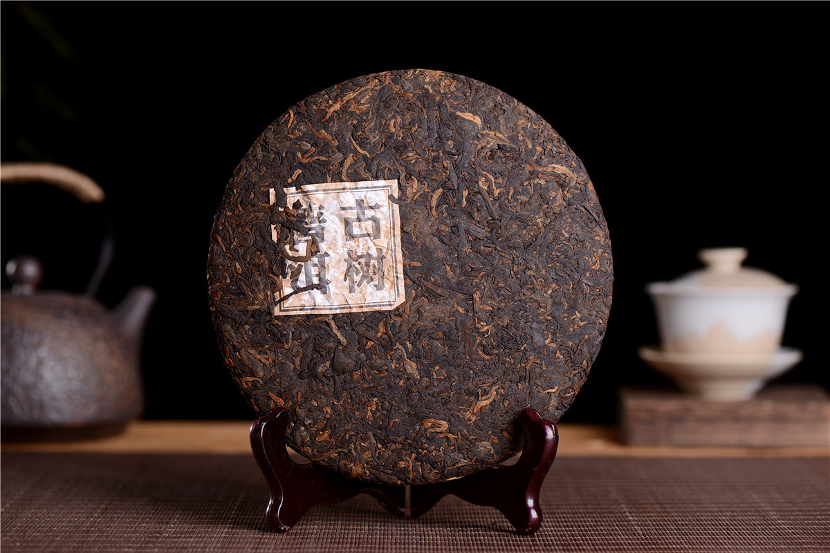 云南普洱茶 经典勐海金芽易武熟茶云南普洱七子饼 357g 贴牌 定制