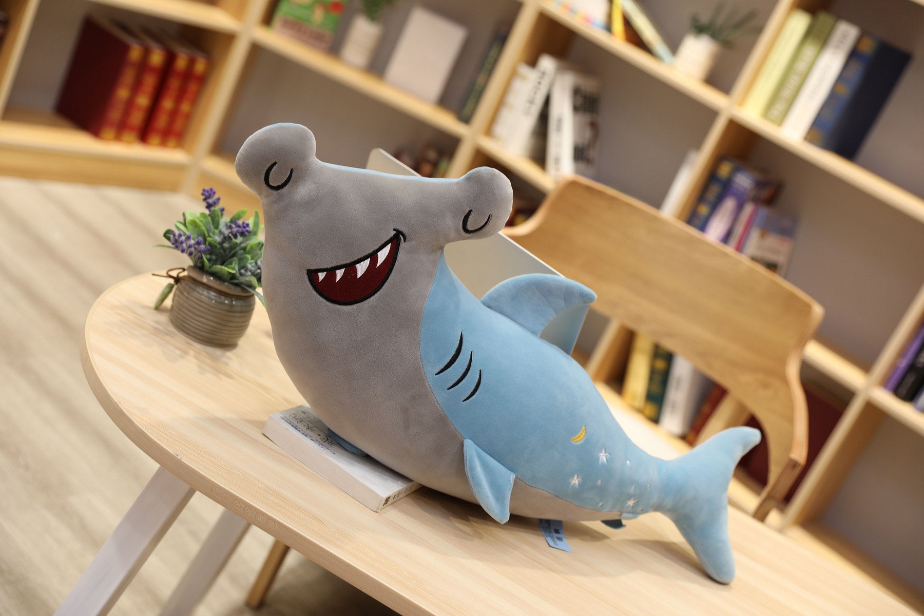 新款抱枕笑脸鲨鱼毛绒玩具公仔长条枕女生创意亲亲鲨鱼可定制logo