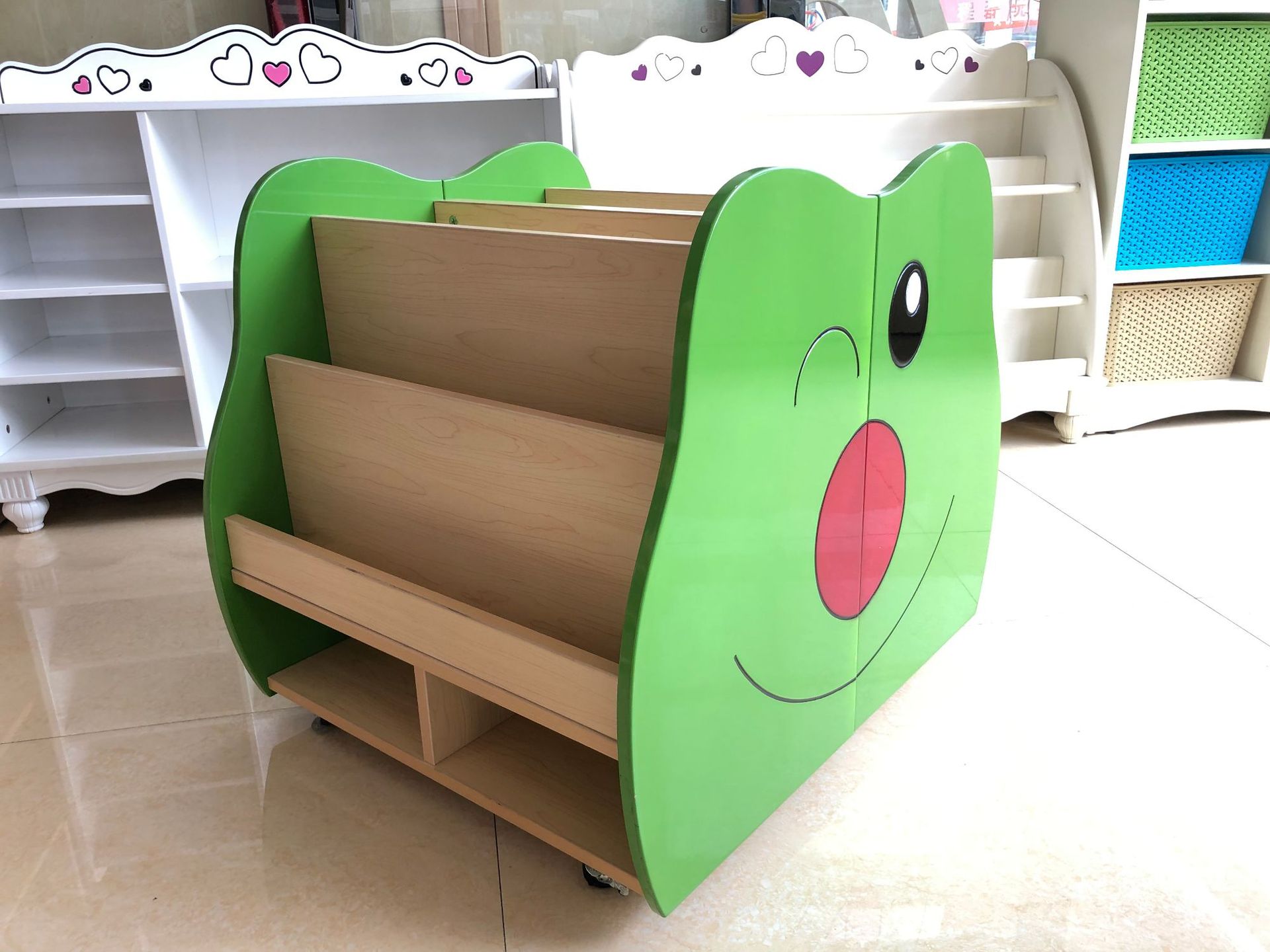 幼儿园卡通造型书架宝宝多功能实木书包柜儿童收纳组合柜青蛙书包