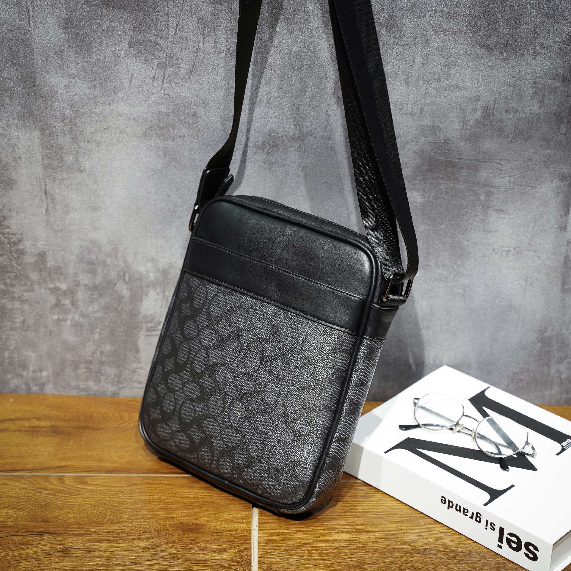 男士包包2019新款时尚单肩包男斜挎休闲商务竖款公文包背包潮潮包