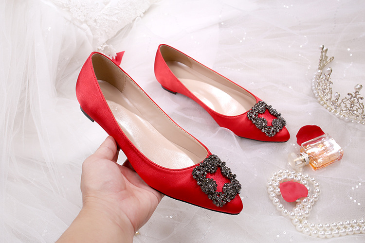 新娘鞋浅口水钻平底鞋平跟春款尖头婚鞋2019新款结婚方扣单鞋女鞋