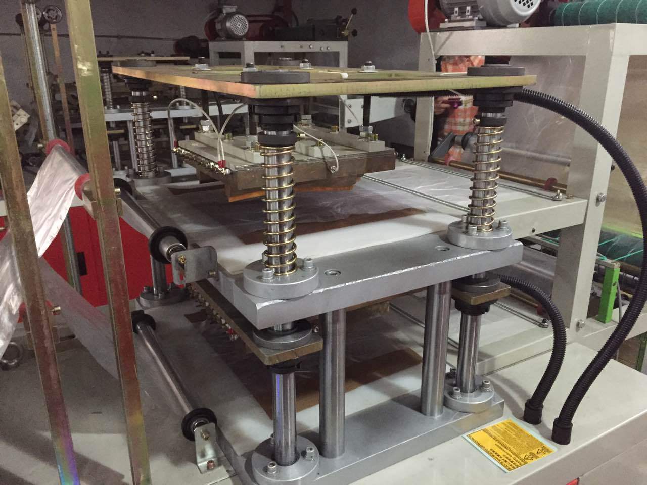 供应 一次性双层手套制袋机 hdpe一次性手套制袋机 pe手套制袋机