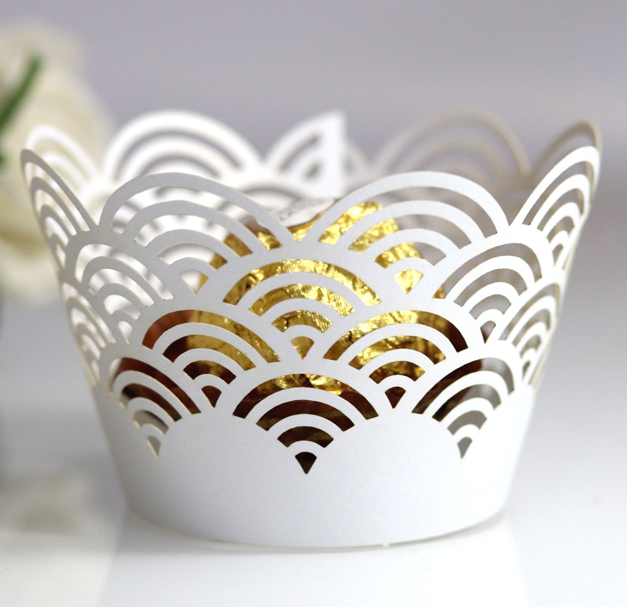 亚马逊白色花篮纸杯蛋糕纸围边镭射剪纸镂空花边深圳批发