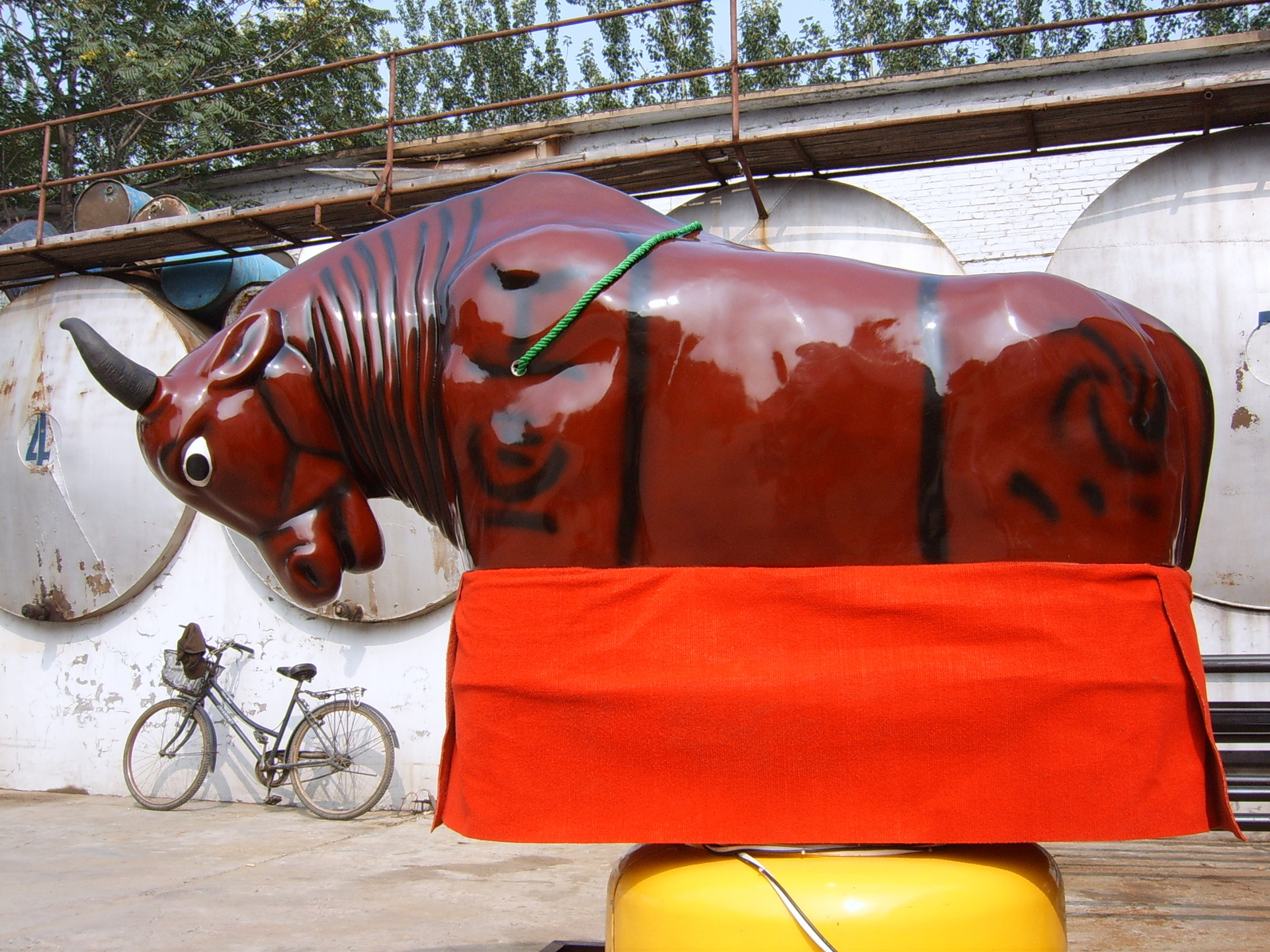 西班牙疯狂斗牛机成人刺激娱乐电动户外充气疯狂斗牛及大转盘游乐