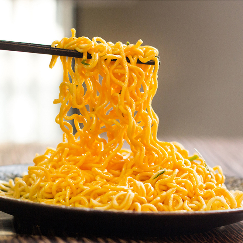 越南进口奔跑吧蛋蛋香辣咸蛋黄蛋黄风味拌面网红杯面92g现货供应