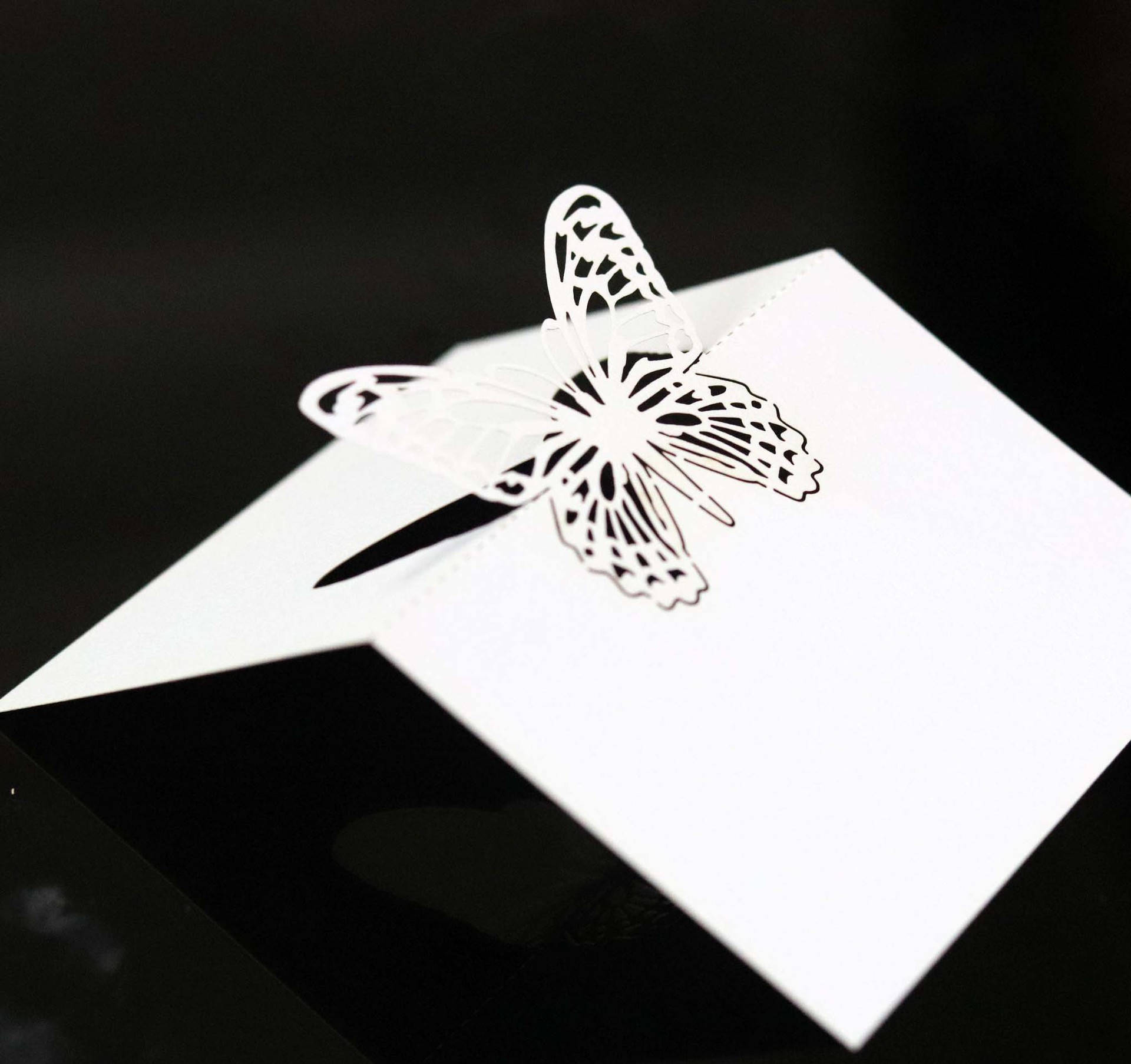 蝴蝶席位卡 激光卡片镂空桌牌纸桌卡 婚礼用品卡姓名座次卡 批发