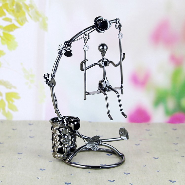 北欧简约家居工艺品摆件铁艺笔筒摆件金属小人办公桌装饰品摆件