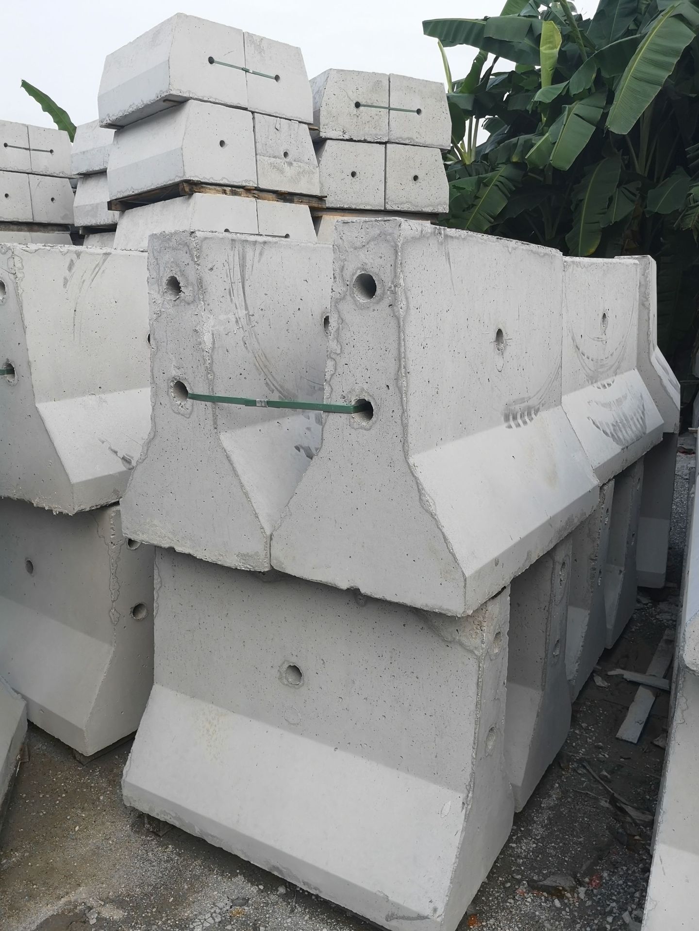 广东水泥墩厂家水泥道路隔离墩水泥墩高速路水泥墩