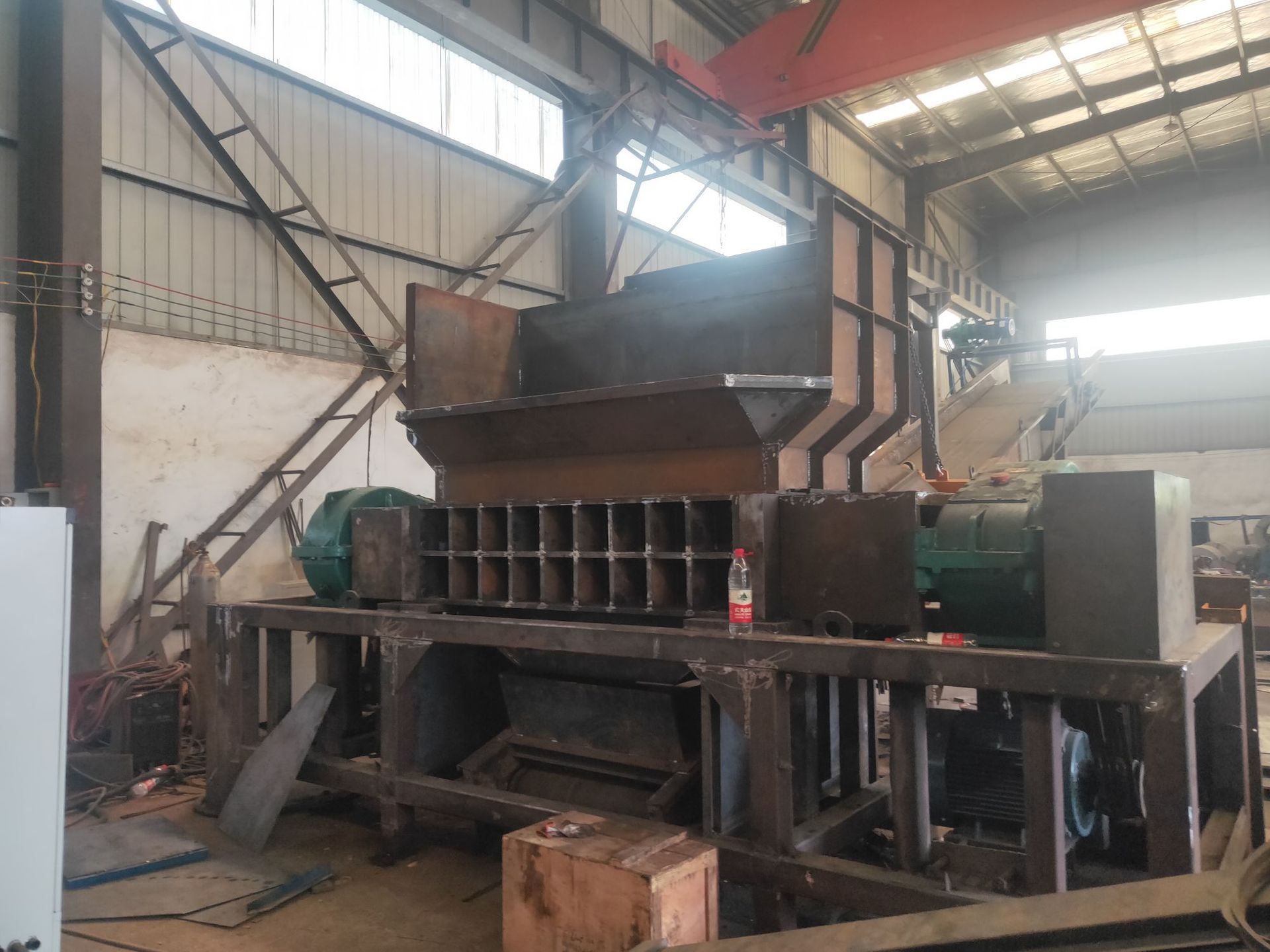 油漆桶专用废铁撕碎机.