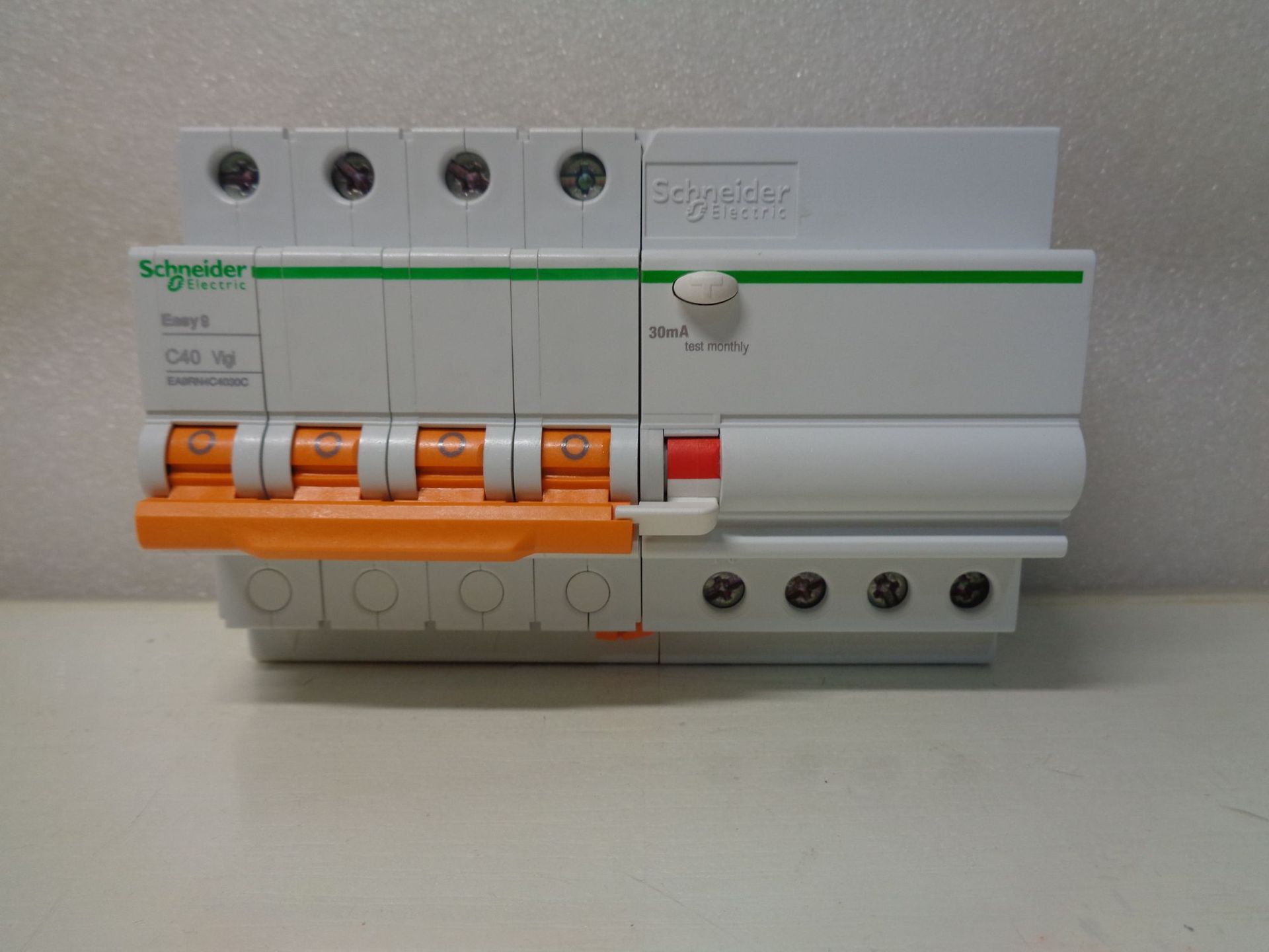 原装现货 ea9rn4c4030c 施耐德三相四线总开带漏电保护断路器