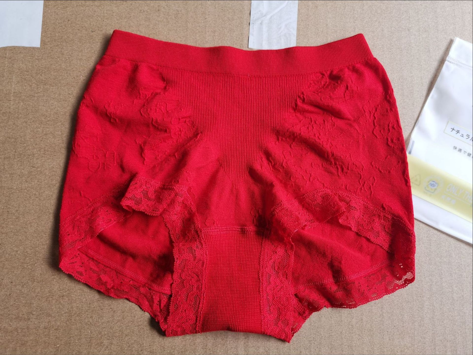 告诉你一个小秘密哦,弹力大,意味的是穿着舒适,无压力,不会有勒痕哦