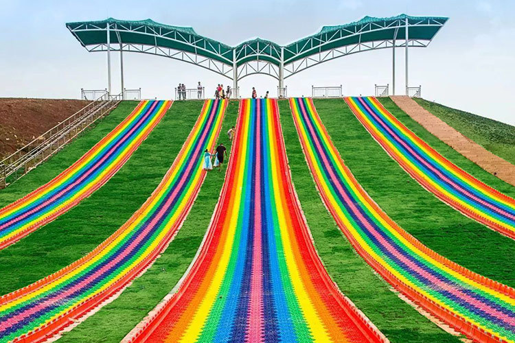 景区彩虹滑道四季旱地七彩滑雪滑梯滑草圈回收装置游乐设备厂家