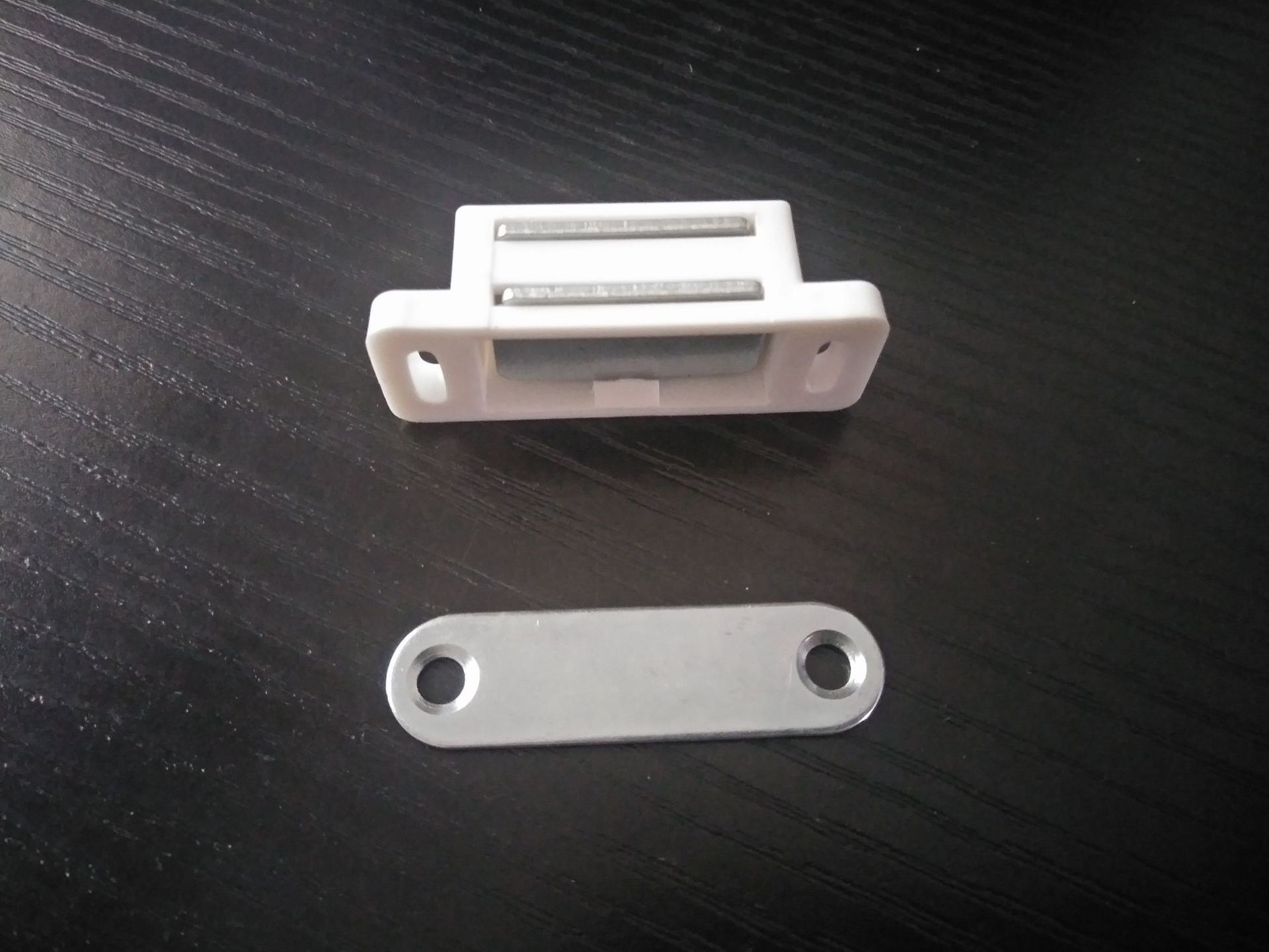 供应275#塑料橱柜门吸门碰