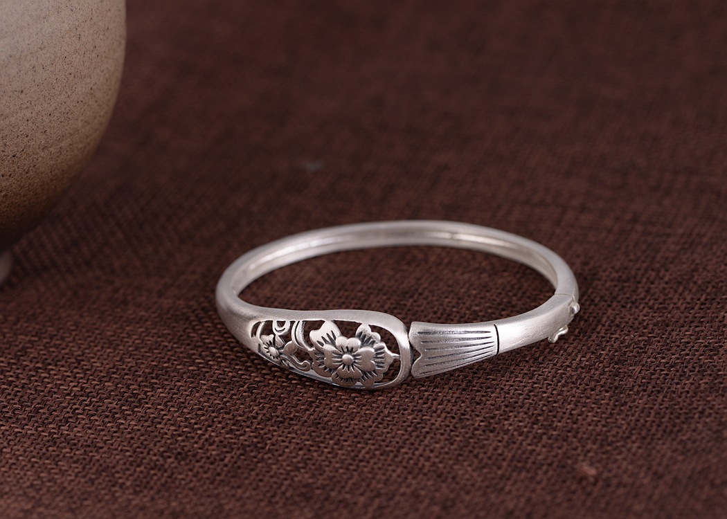 金鹿王 足银复古 女款泰银牡丹锦鲤贵妃口手镯 古法哑光镯子批发