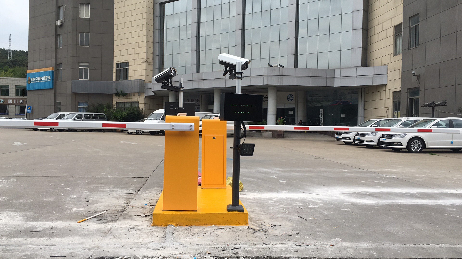 南京/马鞍山/扬州厂家直销小区蓝牙停车场出入口收费系统