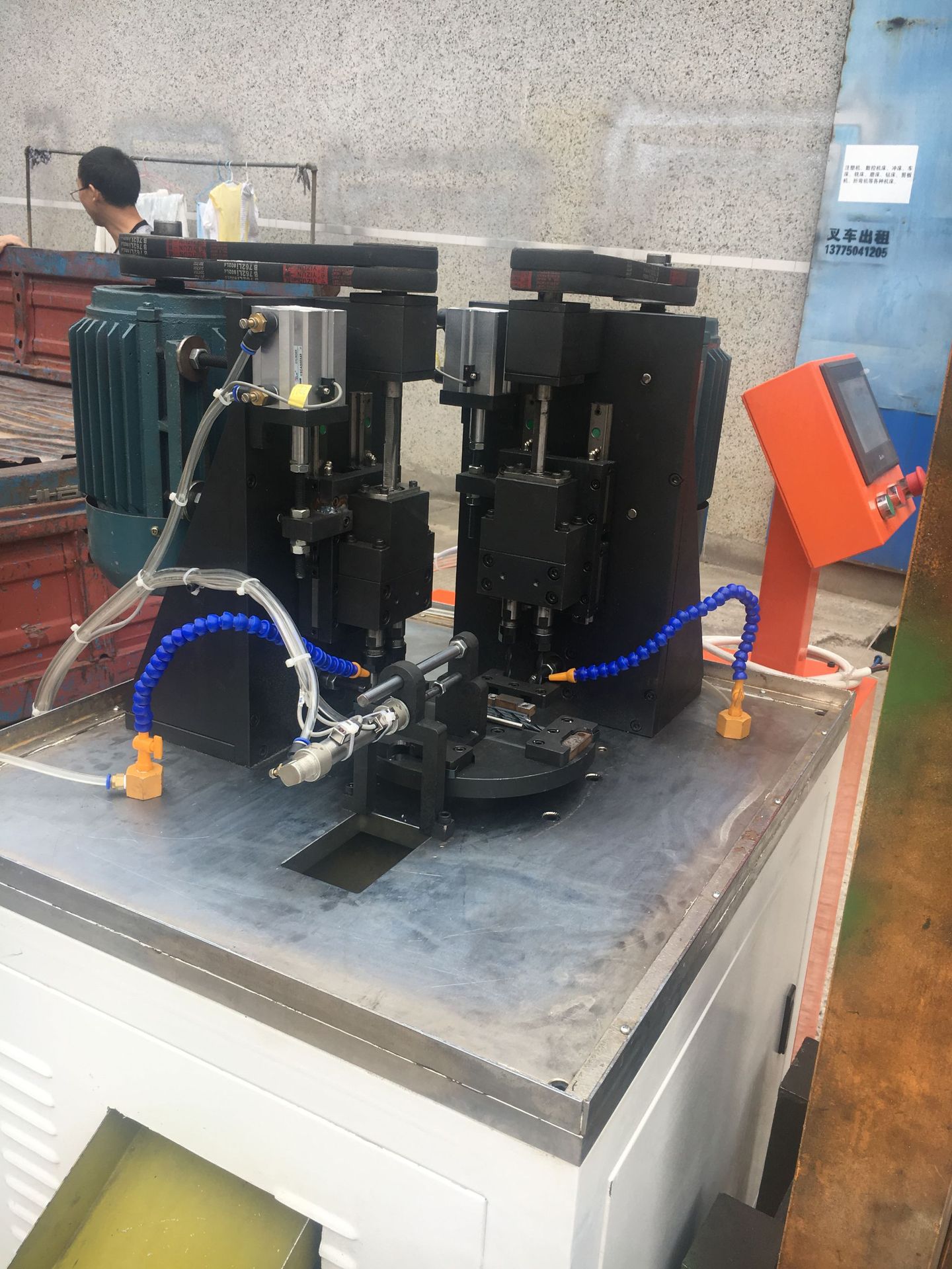 自动钻孔攻丝机