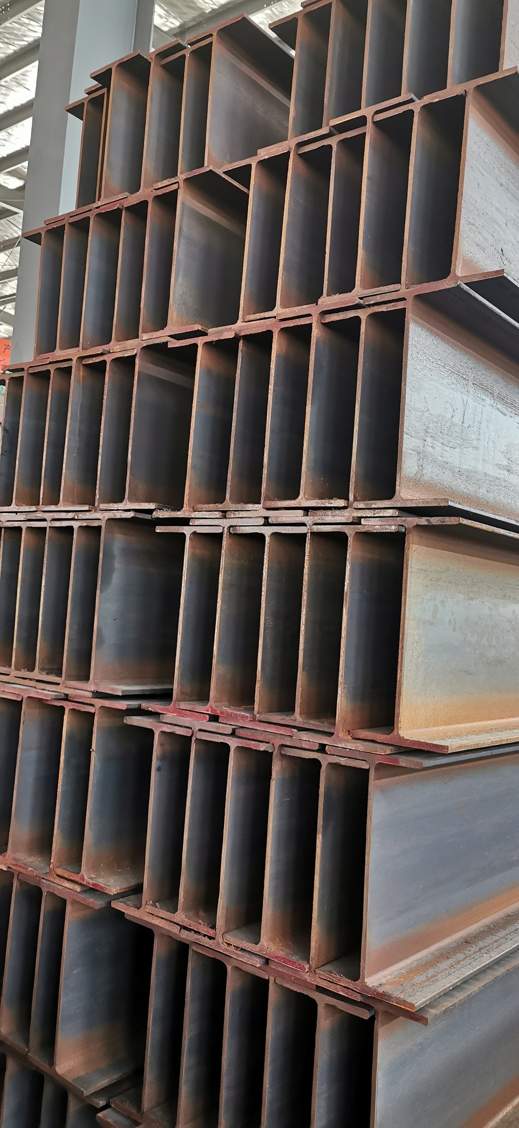 h型钢是一种截面面积分配更加优化,强重比更加合理的经济断面高效型材