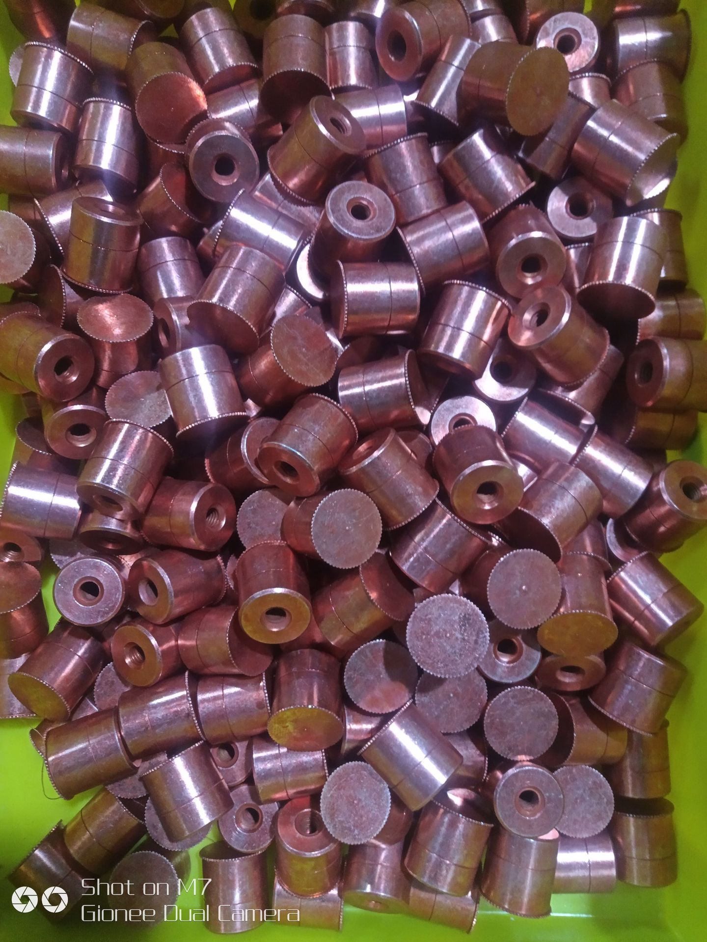 提供彩色镀锌 红锌 绿锌 黄锌 黑锌 彩锌 兰锌 白锌  膜层牢固