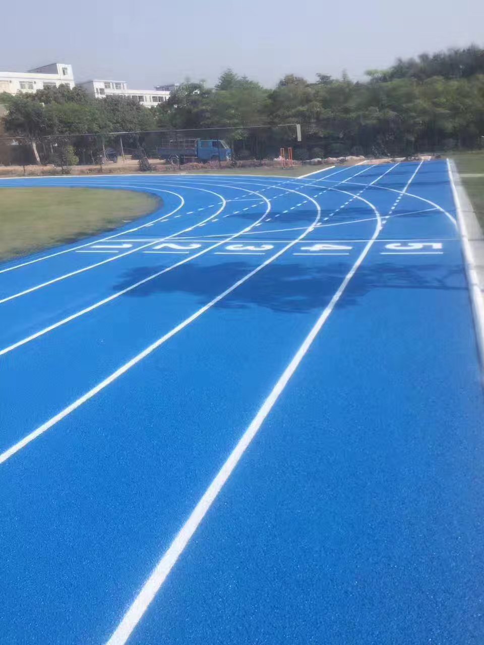 厂家直供环保塑胶跑道材料透气型可黑颗粒打底也可彩颗粒提供施工