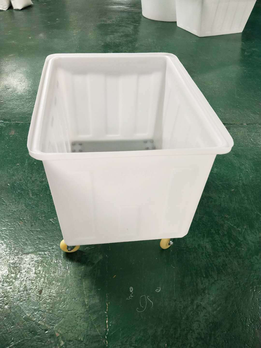 厂家直销牛筋料300l带轮塑料方箱 服装厂车间耐老化周转箱